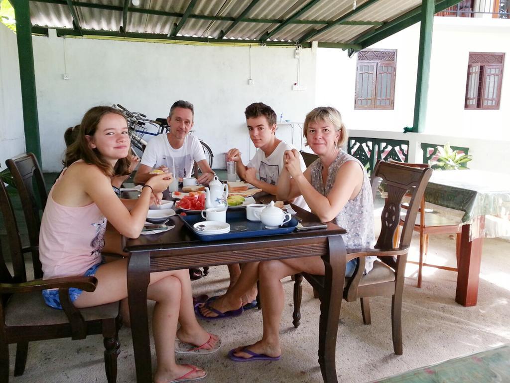 Man Guest Polonnaruwa Hotell Eksteriør bilde